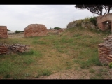 04690 ostia - regio i - insula xvi - caseggiato (i,xvi,2) - via delle terme del mitra - 4. raum - suedende - bli ri osten - 09-2023.jpg